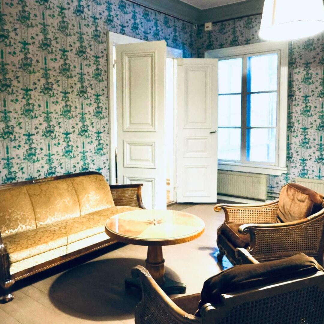 Kartanon päärakennuksen kabinetti